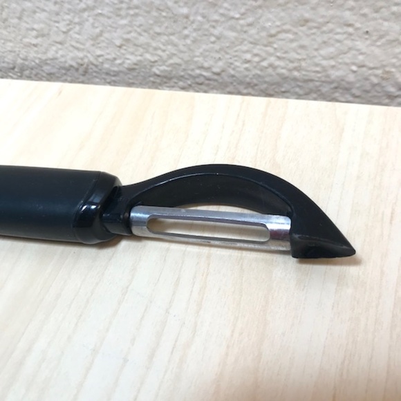 1 peeler. 7.5" long. stainless steel blade. Ambidextrous.Swivel blade. Good Cook - Picture 3 of 4